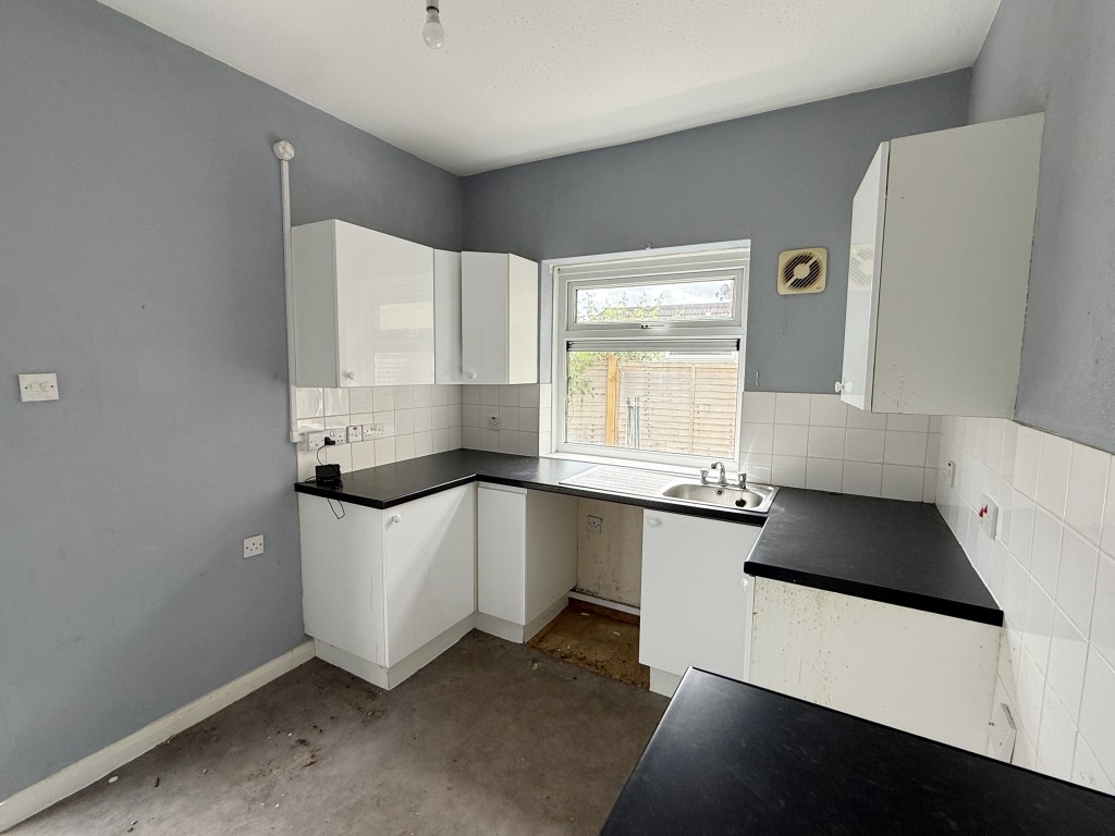 Lot: 115 - FLAT IN NEED OF IMPROVEMENT - Kitchen in Ground Floor Flat in Need of Improvement